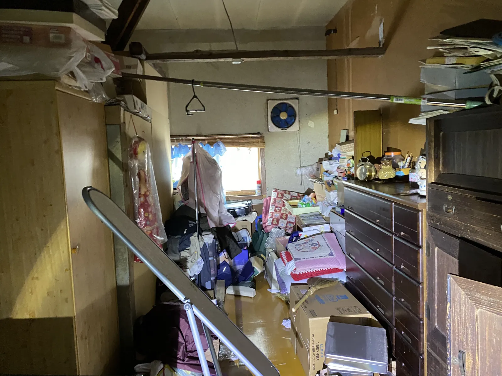 家財や荷物が残る実際の買取物件の室内