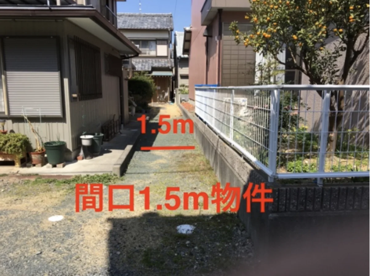 間口が約1.5メートルの実際の買取物件への進入路